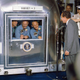 Los astronautas del Apolo 11, en cuarentena, reciben la visita del presidente Nixon. Wikimedia Commons